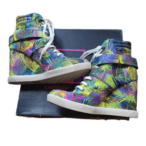 Material Girl Wedge Sneaker NWOT Size 7 Tropical Print Wedge Sneaker - Picture 1 of 12